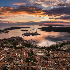 Pula City Center Accommodation With Free Parking krevet i doručak